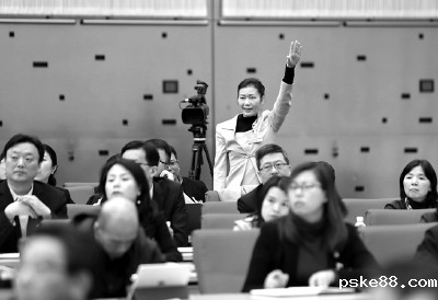 治理背街小巷 不能“三不管” 代表为城市精细...